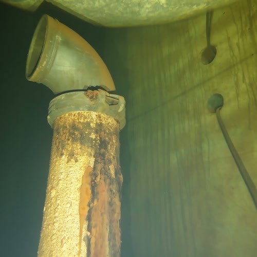Sprinklertank-Inspektion: Betontank, 15 Jahre – Rohrleitung Korrosion Detailaufnahme